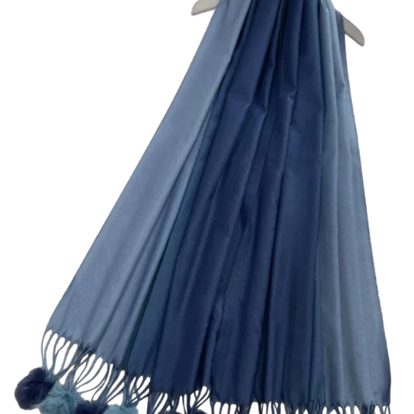 Zachte wollen sjaal in het blauw met ponpon