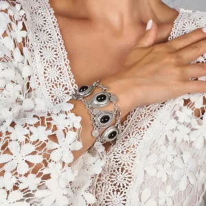Armband met zwarte stenen