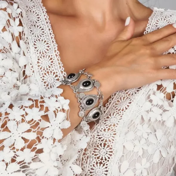 Armband met zwarte stenen