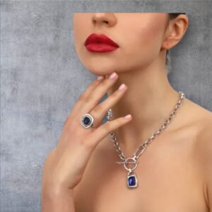Halsketting met blauwe kristalsteen